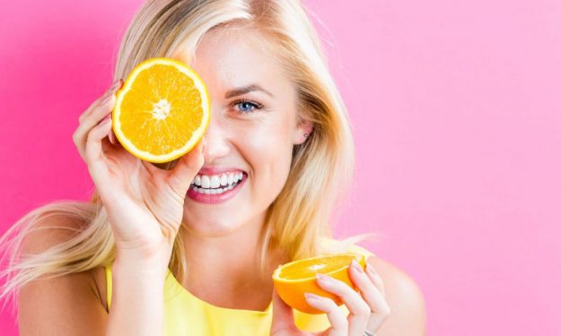 vitamin-c-serum-woman-pink-oranges-happy-blonde-1000×600
